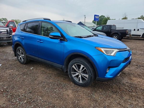 2018 TOYOTA RAV4 Adventure/XLE — Passenger 3/4