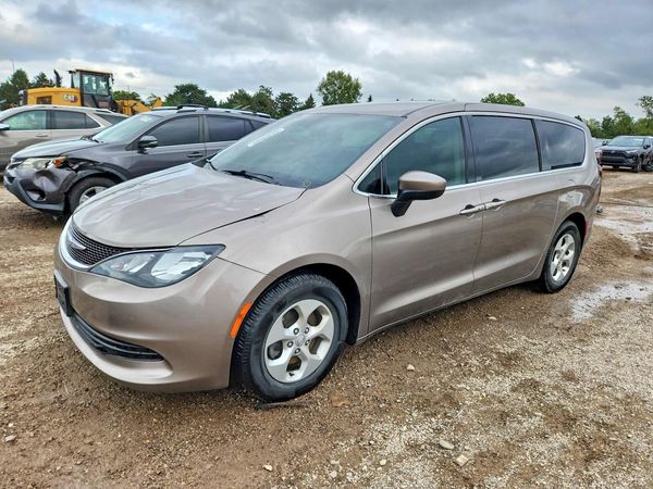2017 CHRYSLER PACIFICA — Front 3/4