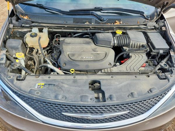2017 CHRYSLER PACIFICA — Engine bay