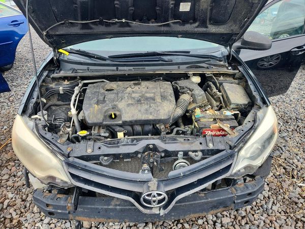 2014 TOYOTA COROLLA — Engine bay