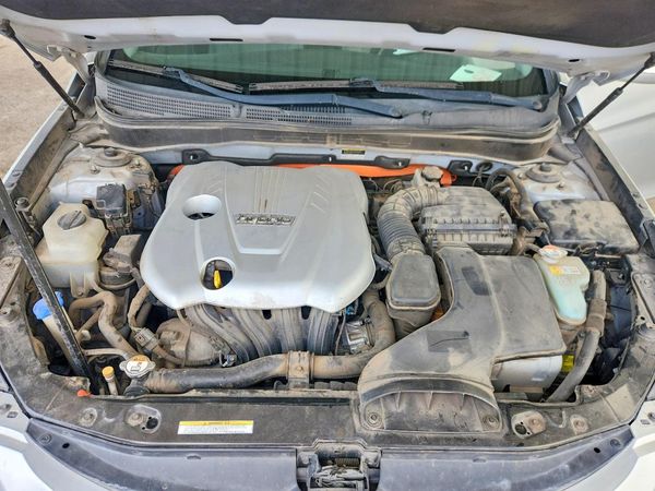 2012 HYUNDAI SONATA — Engine bay