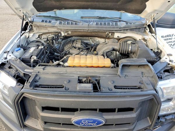 2017 FORD F150 — Engine bay