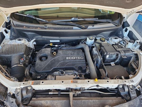 2019 CHEVROLET EQUINOX LT (1LT) — Engine bay