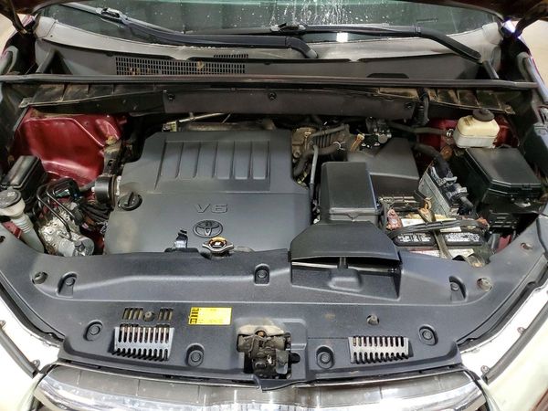 2015 TOYOTA HIGHLANDER Base/Hybrid — Engine bay
