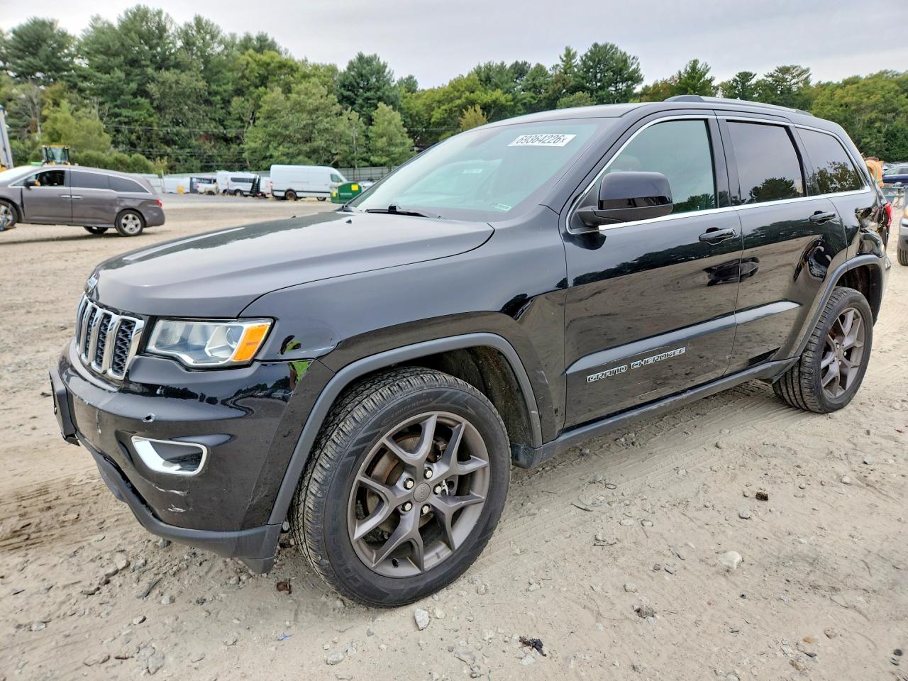 2018 JEEP GRAND CHEROKEE Laredo — Front 3/4
