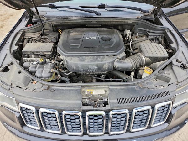 2018 JEEP GRAND CHEROKEE Laredo — Engine bay