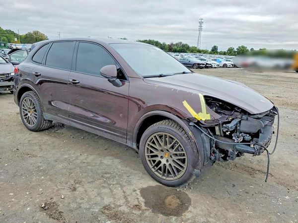 2017 PORSCHE CAYENNE — Passenger 3/4
