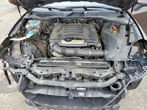 2017 PORSCHE CAYENNE — Engine bay