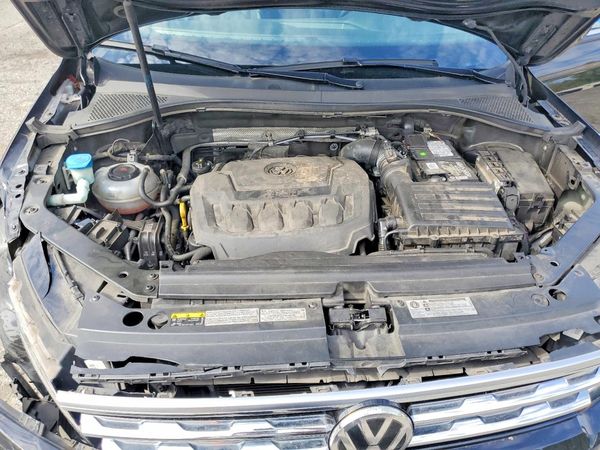 2018 VOLKSWAGEN TIGUAN 4Motion SEL Premium — Engine bay