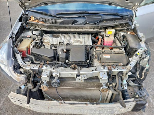 2017 TOYOTA PRIUS — Engine bay