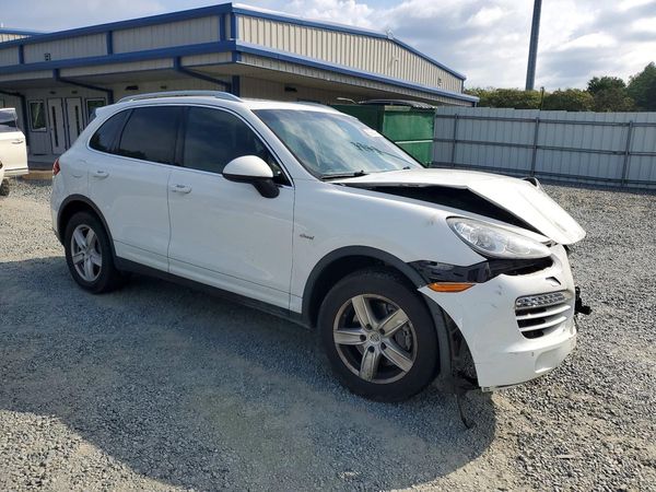 2013 PORSCHE CAYENNE — Passenger 3/4