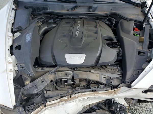 2013 PORSCHE CAYENNE — Engine bay