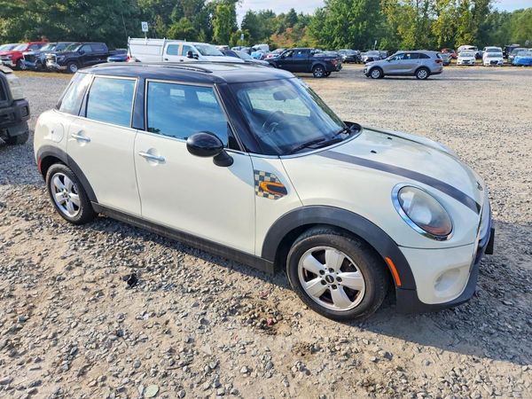 2015 MINI COOPER — Passenger 3/4