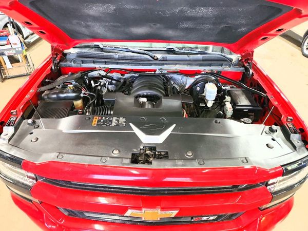 2017 CHEVROLET SILVERADO LT — Engine bay