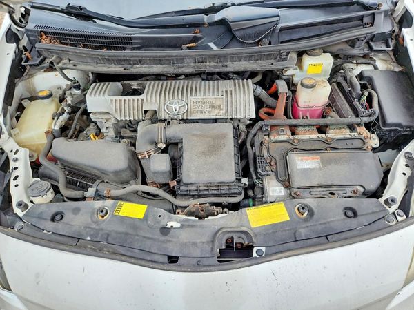 2013 TOYOTA PRIUS — Engine bay