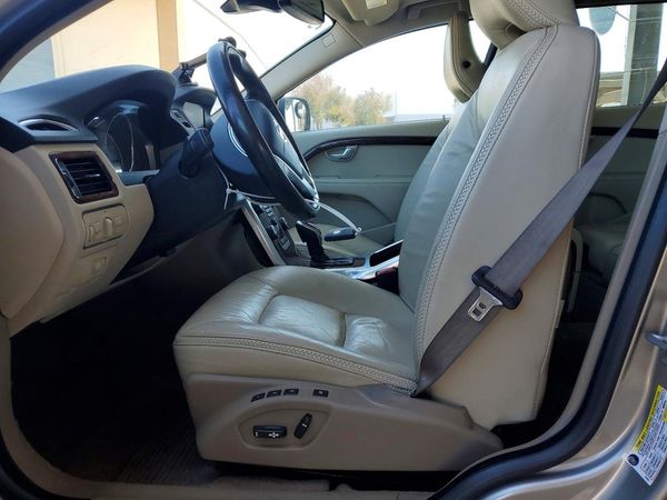 2015 VOLVO XC70 Premier+ (non R design)