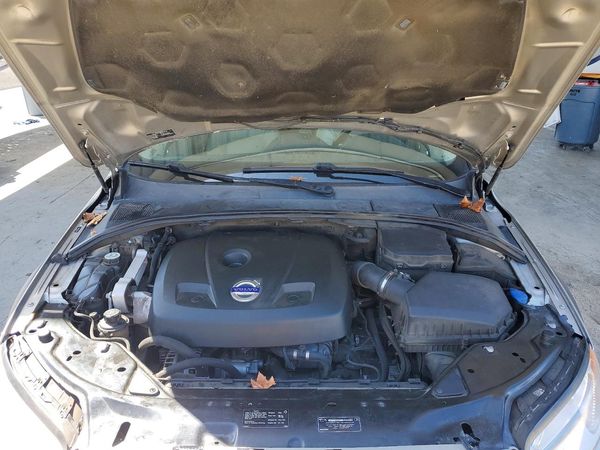 2015 VOLVO XC70 Premier+ (non R design)
