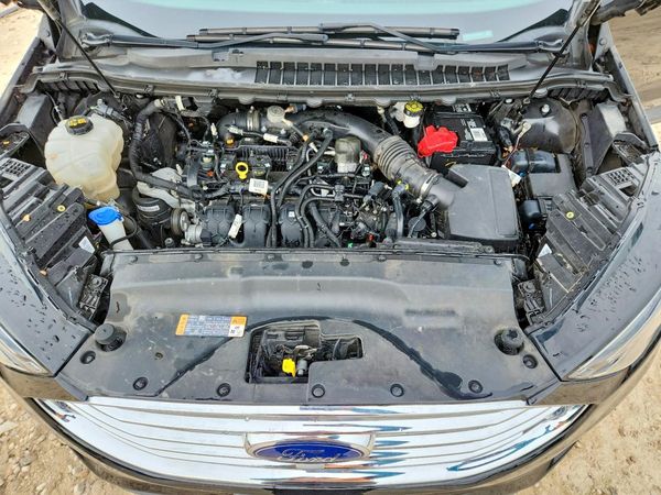 2022 FORD EDGE Titanium — Engine bay