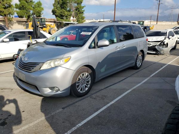 2014 TOYOTA SIENNA — DSFA — Front 3/4