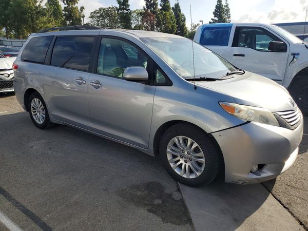 2014 TOYOTA SIENNA — Passenger 3/4