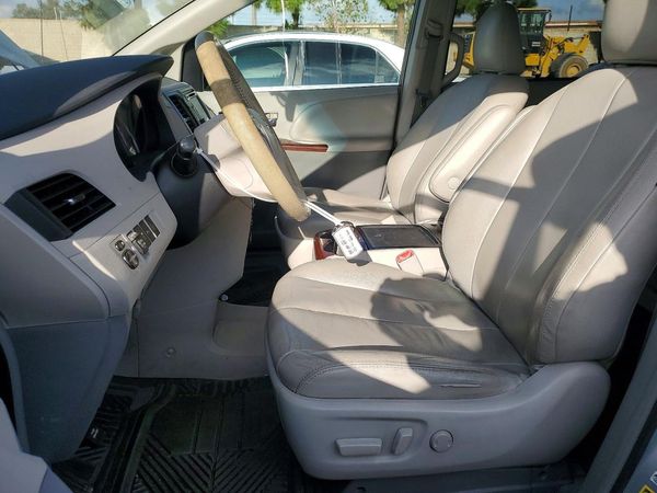 2014 TOYOTA SIENNA — DENT