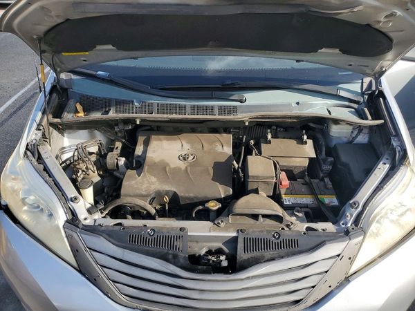 2014 TOYOTA SIENNA — Engine bay