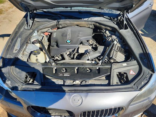 2015 BMW 528 xDrive — Engine bay