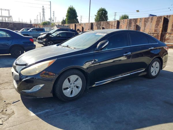2013 HYUNDAI SONATA — Front 3/4