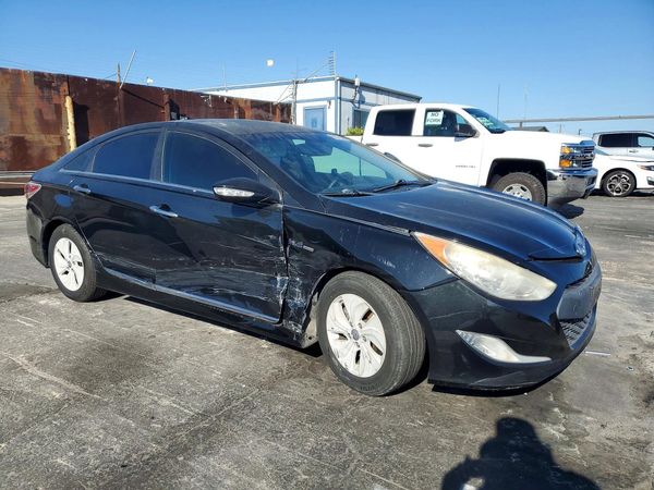 2013 HYUNDAI SONATA — Passenger 3/4