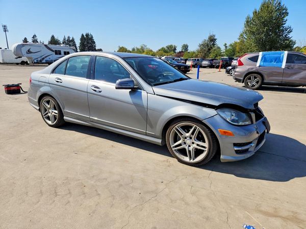 2013 MERCEDES-BENZ C — Passenger 3/4