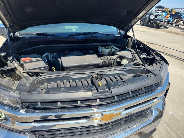 2022 CHEVROLET SILVERADO LT — Engine bay