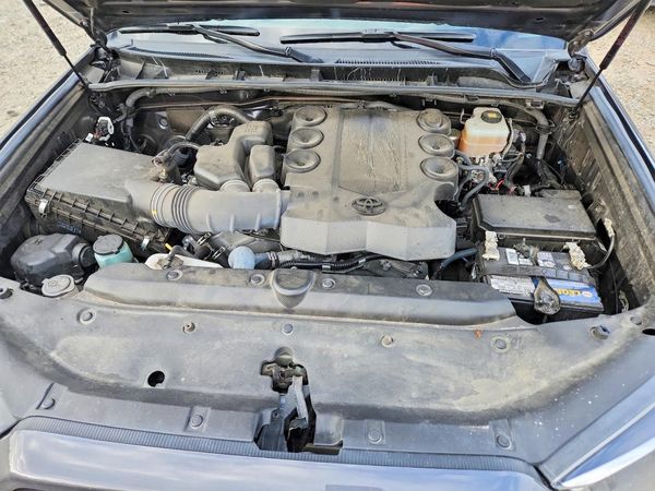 2018 TOYOTA 4RUNNER — Engine bay
