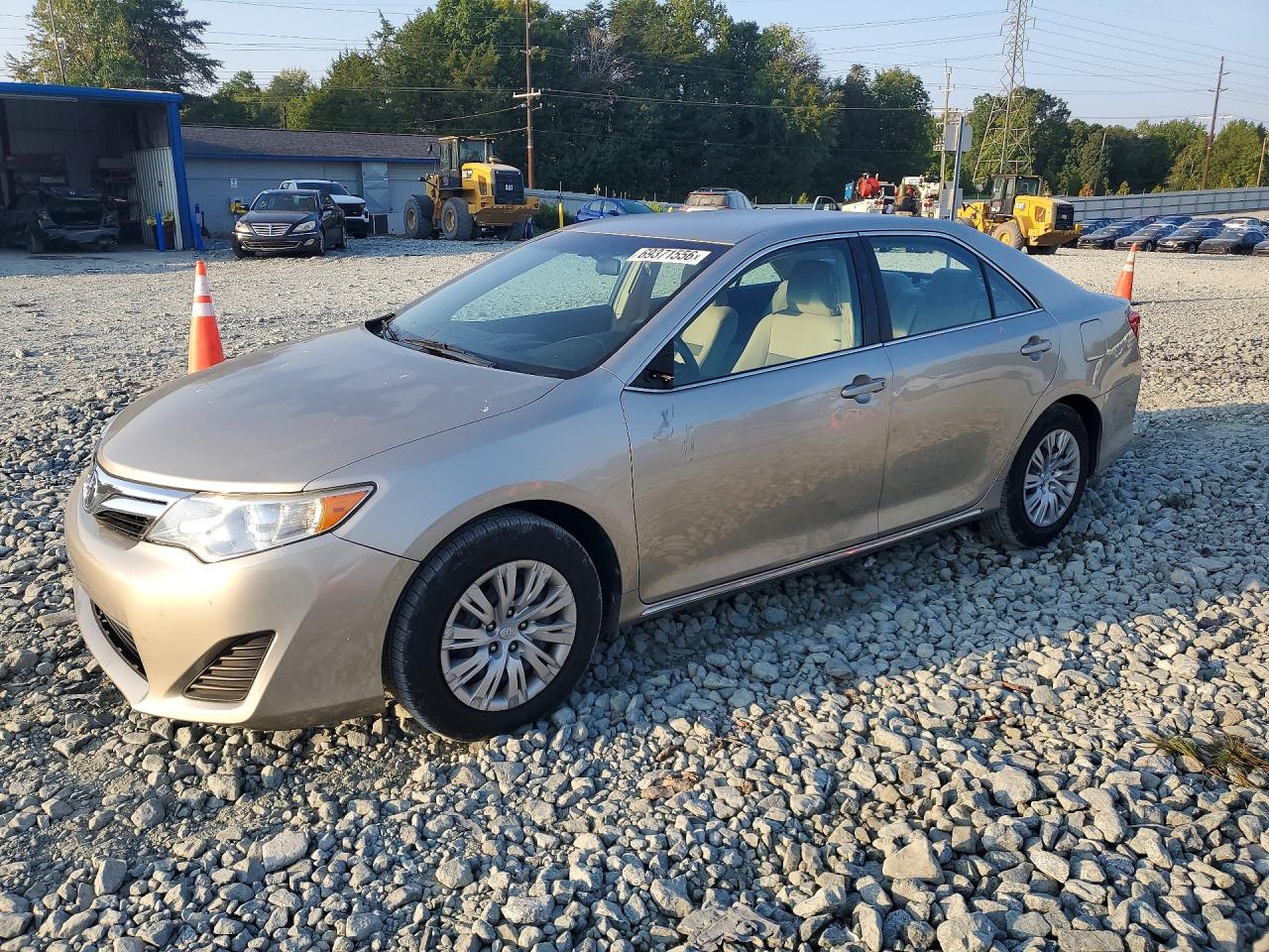 2014 TOYOTA CAMRY — Front 3/4