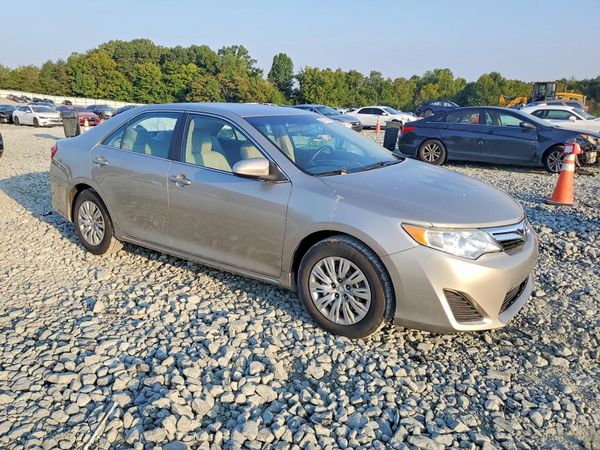 2014 TOYOTA CAMRY — Passenger 3/4