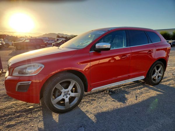 2013 VOLVO XC60 — Front 3/4