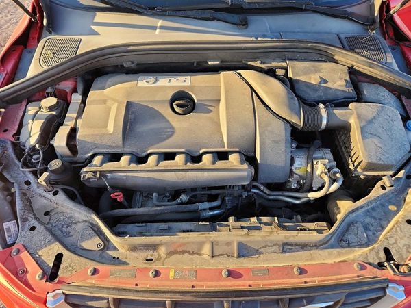 2013 VOLVO XC60 — Engine bay