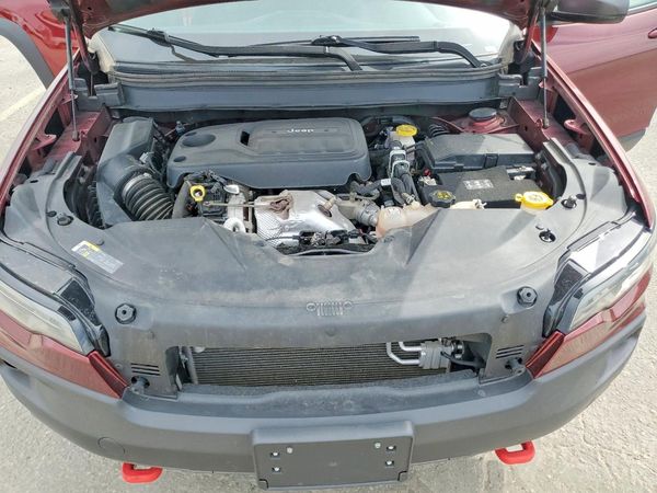 2020 JEEP CHEROKEE Trailhawk — Engine bay