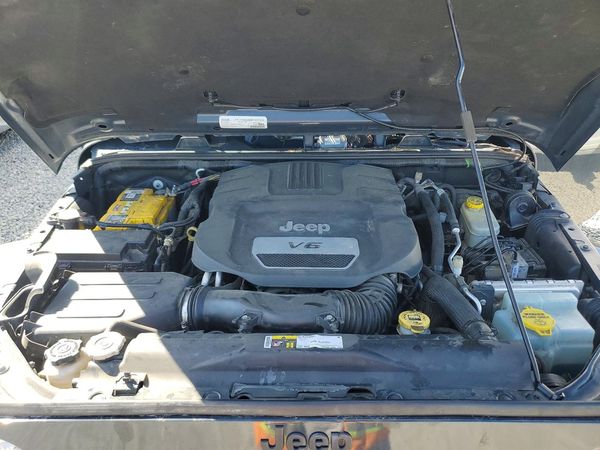 2016 JEEP WRANGLER UNLIMITED Sahara — Engine bay