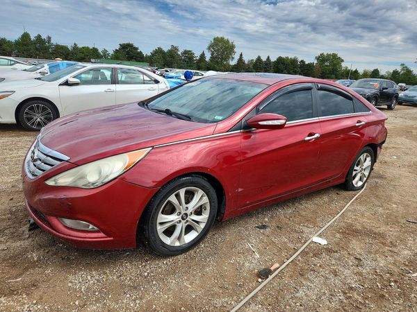 2013 HYUNDAI SONATA — Front 3/4
