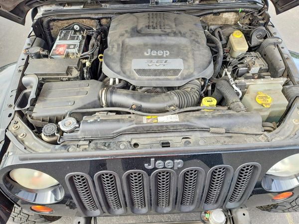 2013 JEEP WRANGLER Sahara — Engine bay