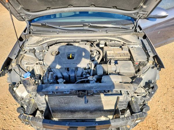 2020 HYUNDAI ELANTRA — Engine bay