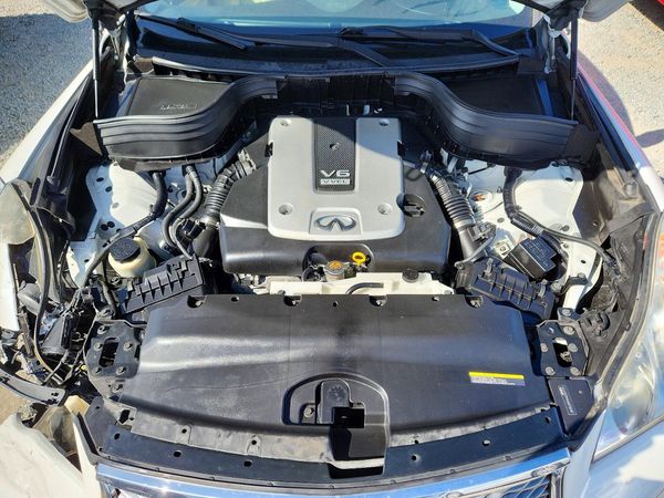 2017 INFINITI QX50 — Engine bay