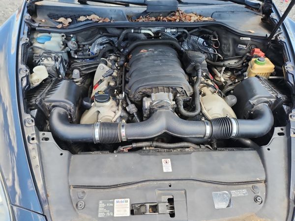 2012 PORSCHE CAYENNE — Engine bay