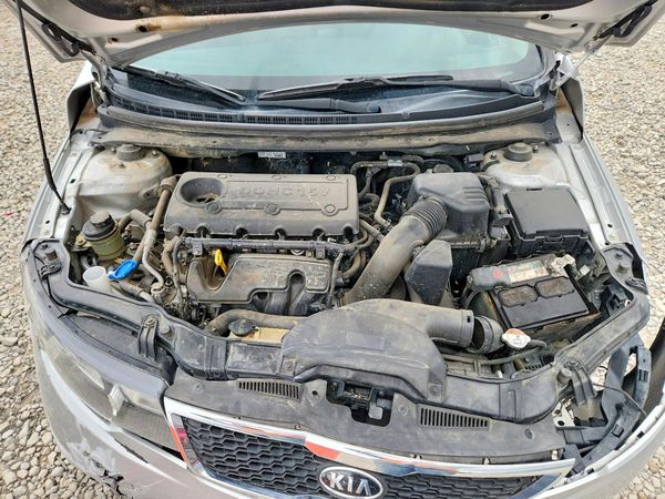 2013 KIA FORTE5 — Engine bay