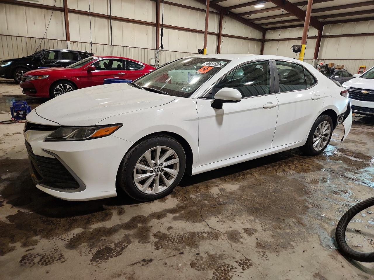 2022 TOYOTA CAMRY LE — Front 3/4