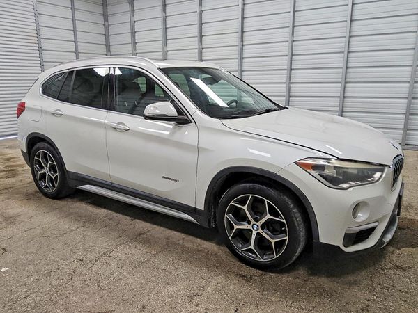 2016 BMW X1 xDrive28i — Passenger 3/4