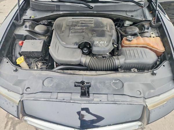 2013 DODGE CHARGER SXT — Engine bay