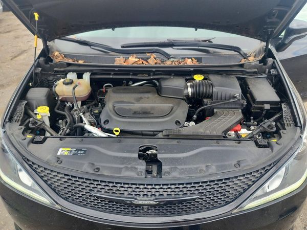2019 CHRYSLER PACIFICA — Engine bay