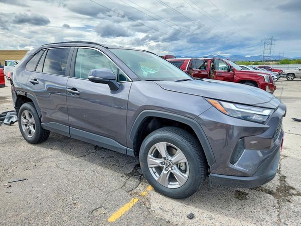 2024 TOYOTA RAV4 XLE — Passenger 3/4