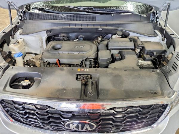 2020 KIA SORENTO — Engine bay